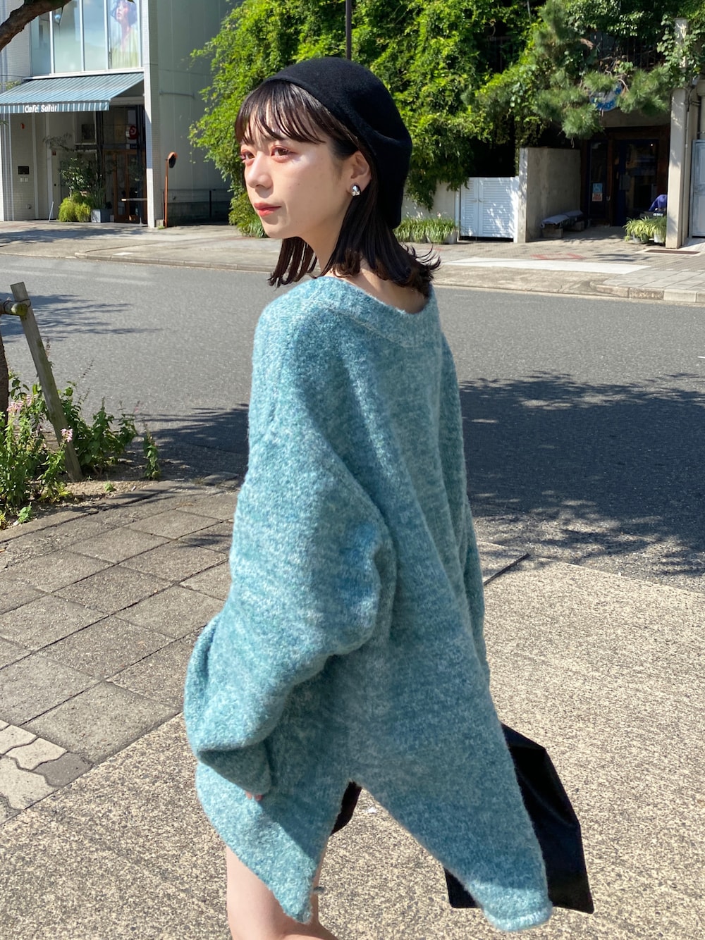 「秋冬コーデ、お出かけコーデ、秋、Kastane、ミニ丈、カラーニット」｜「Kastaneの【SET UP対応】MIX深Vネックニット（ニット/セーター、ブルー系）」を使った、maki yamadaさん（レディース・159cm）の秋コーディネートの1枚目の写真