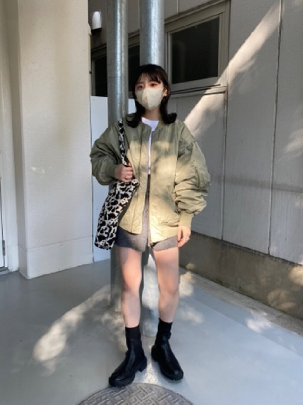「秋冬コーデ、着回しコーデ、ブルゾン、MA-1、ミニボトム、ニットパンツ、ソックスブーツ、Kastane」｜「Kastaneのマルチウェイブルゾン（ブルゾン、グリーン系）」を使った、maki yamadaさん（レディース・159cm）の秋コーディネートの1枚目の写真