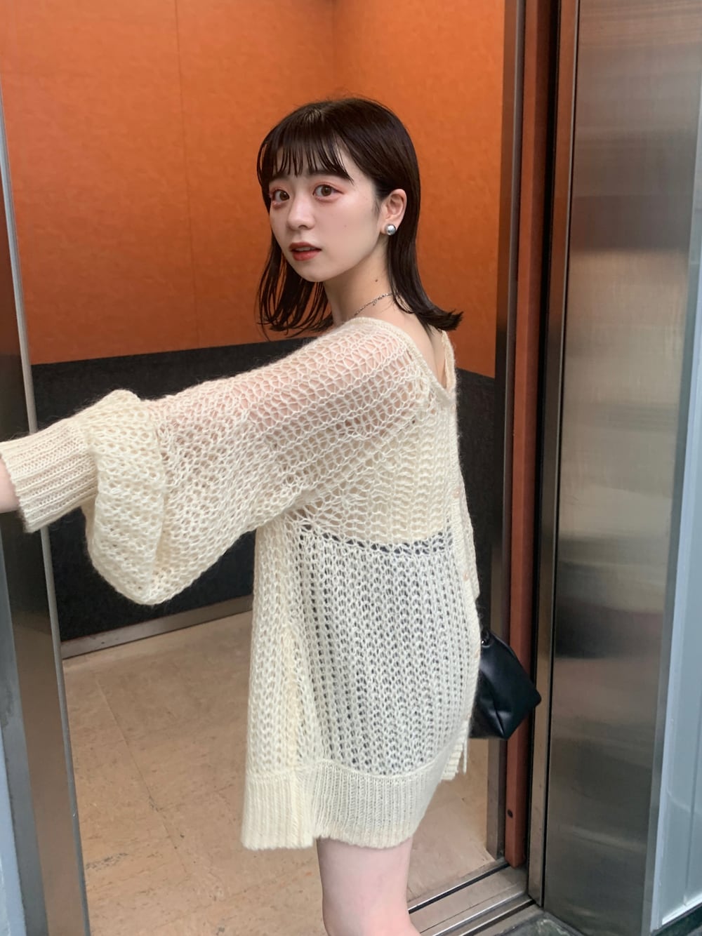 「モヘアニット、着回しコーデ、ミニ丈、モヘア、ニット、カーディガン、Kastane」｜「Kastaneの【カタログ掲載アイテム】モヘア2wayメッシュニット（ニット/セーター、ホワイト系）」を使った、maki yamadaさん（レディース・159cm）の秋コーディネートの1枚目の写真