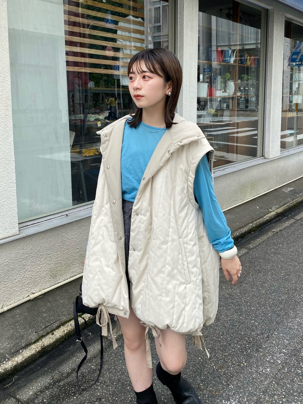 「秋コーデ、Kastane、kastane_ootd、カスタネ、ベスト、ダウンベスト、キルティングコート、ショルダーバッグ、ショートパンツ、ブーツ、ソックスブーツ」｜「Kastaneの【マルチウェイ】キルティングリバーシブルマルチウェイコート（ダウンジャケット/コート、ホワイト系）」を使った、maki yamadaさん（レディース・159cm）の夏コーディネートの1枚目の写真