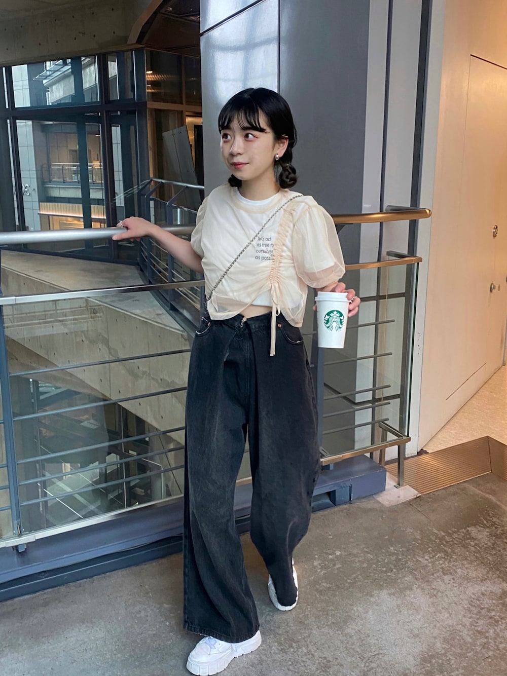 「Kastane、kastane_ootd、チュール、チュールトップス、デニム、ブラックデニム、タックパンツ、159cm、骨スト、骨格ストレート」｜「Kastaneの【サイズ展開あり】刺繍ちびTee（Tシャツ/カットソー、ホワイト系）」を使った、maki yamadaさん（レディース・159cm）の夏コーディネートの1枚目の写真