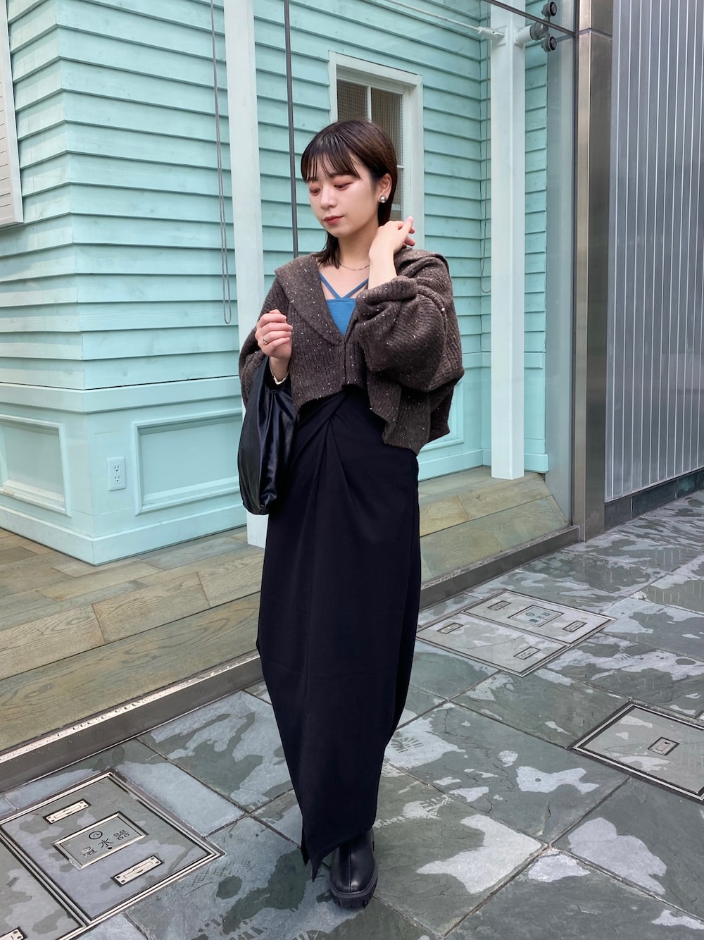 「大人コーデ、きれいめカジュアル、ワンピース、ニット、キャミワンピ、着回しコーデ」｜「Kastaneのカップ付ストレッチコットン紐キャミ（キャミソール、ブルー系）」を使った、maki yamadaさん（レディース・159cm）の夏コーディネートの1枚目の写真