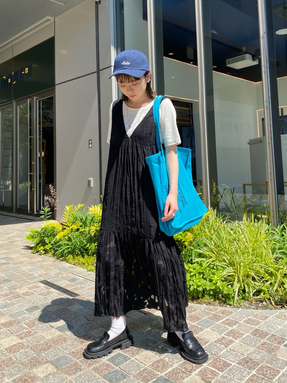 「ワンピース、シアーワンピース、ブラック、キャップ、ローファー、Kastane、kastane_ootd、トートバッグ」｜「KastaneのLuckyCAP（キャップ、ブルー系）」を使った、maki yamadaさん（レディース・159cm）の春コーディネートの1枚目の写真