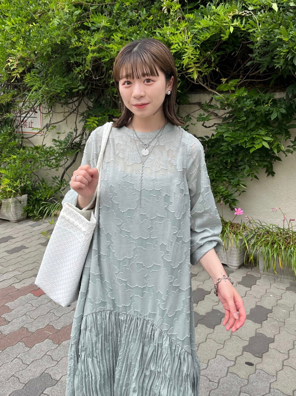 「ワンピース、ワンピース×スニーカー、オケージョン、レースワンピース、グリーンコーデ、シアーワンピース、Kastane」｜「Kastaneの【2022AWアイテム/サイズ展開あり】シアージャガードレースワンピース（ワンピース、グリーン系）」を使った、maki yamadaさん（レディース・159cm）の夏コーディネートの1枚目の写真