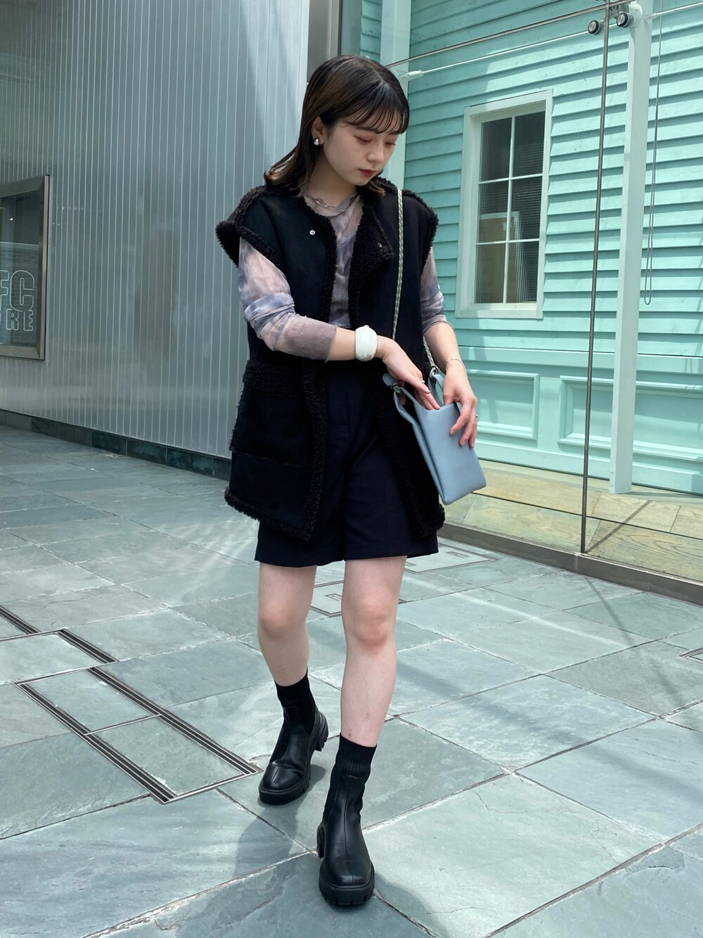 「kastane_ootd、Kastane、カスタネ、ベスト、ブーツ、秋のコーデ、ハーフパンツ」｜「Kastaneの【リバーシブル】リバーシブルボア×エコスウェードベスト（ベスト、ブラック系）」を使った、maki yamadaさん（レディース・159cm）の夏コーディネートの1枚目の写真