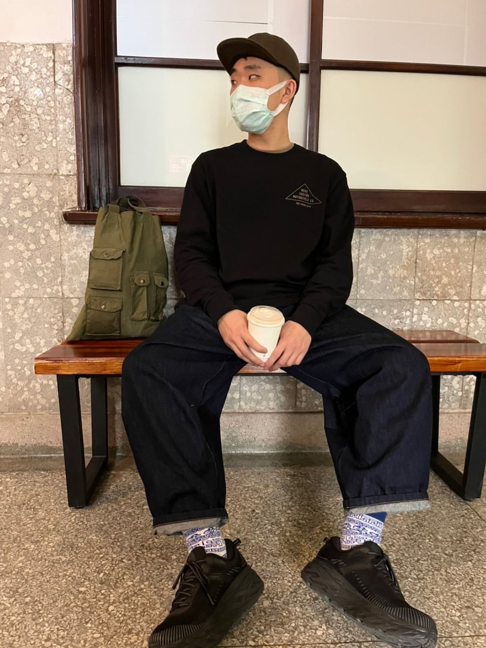 「ootd、街頭穿搭、休閒、寬鬆、oversize、HOKAONEONE、SETTO、DEUS EX MACHINA、Jackman、jojo立ち、JOJO、STYLE、松山文創園區」｜「Jackmanのアイテム（キャップ、ブラウン系）」を使った、Leviさん（メンズ・174cm）の冬コーディネートの1枚目の写真