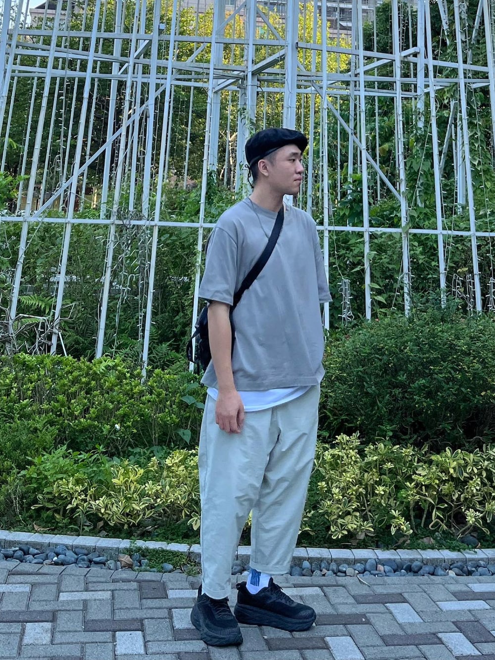 「ootd、夏、街頭穿搭、球鞋、休閒、日系極簡、oversize、基礎款、HOKAONEONE、GOOPiMADE、VOIRY」｜「WILD BRICKSのアイテム（ハンチング/ベレー帽、ブラック系）」を使った、Leviさん（メンズ・174cm）の秋コーディネートの1枚目の写真