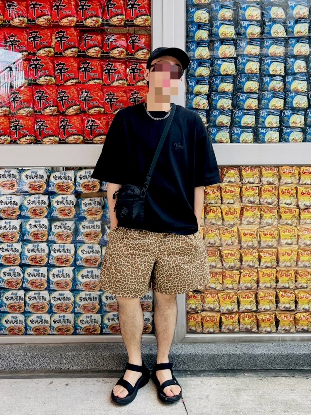 「海邊、teva、輕鬆、keboz、BURLAP OUTFITTER、寬鬆、豹紋、街頭穿搭、leopard」｜「Kebozのアイテム（Tシャツ/カットソー、ブラック系）」を使った、Leviさん（メンズ・174cm）の秋コーディネートの1枚目の写真