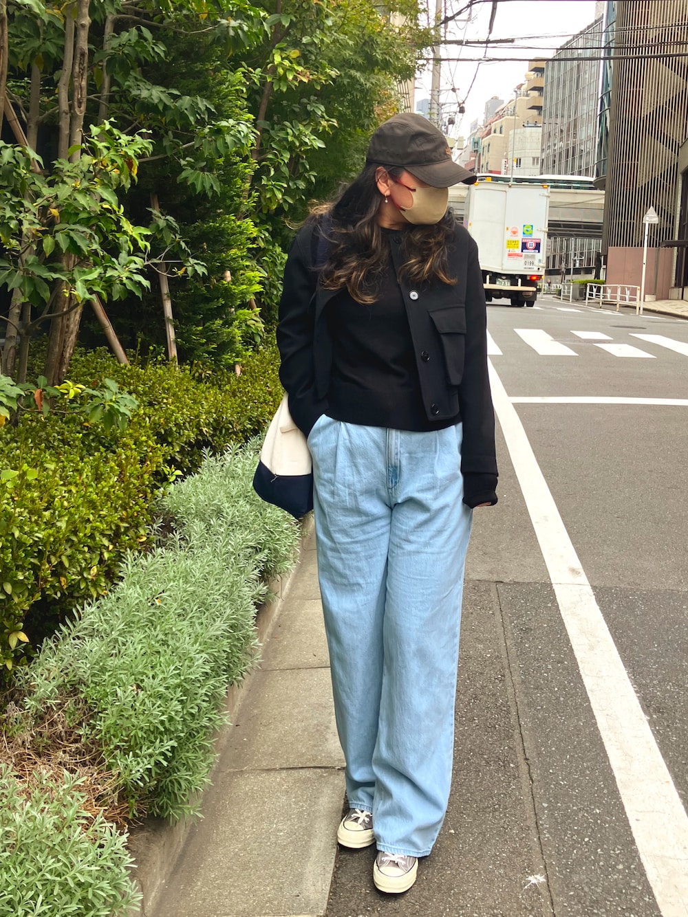 「オトナカジュアル、デニム、秋冬コーデ、秋冬、チャックテイラー、初秋コーデ、ショート丈トップス、ショートジャケット、リラックス、ニット、ノースフェイス、大人カジュアル、お出かけコーデ、カジュアルミックス、キャップ」｜「ZARAのアイテム（ノーカラージャケット、ブラック系）」を使った、水谷 香織さん（レディース・160cm）の秋コーディネートの1枚目の写真