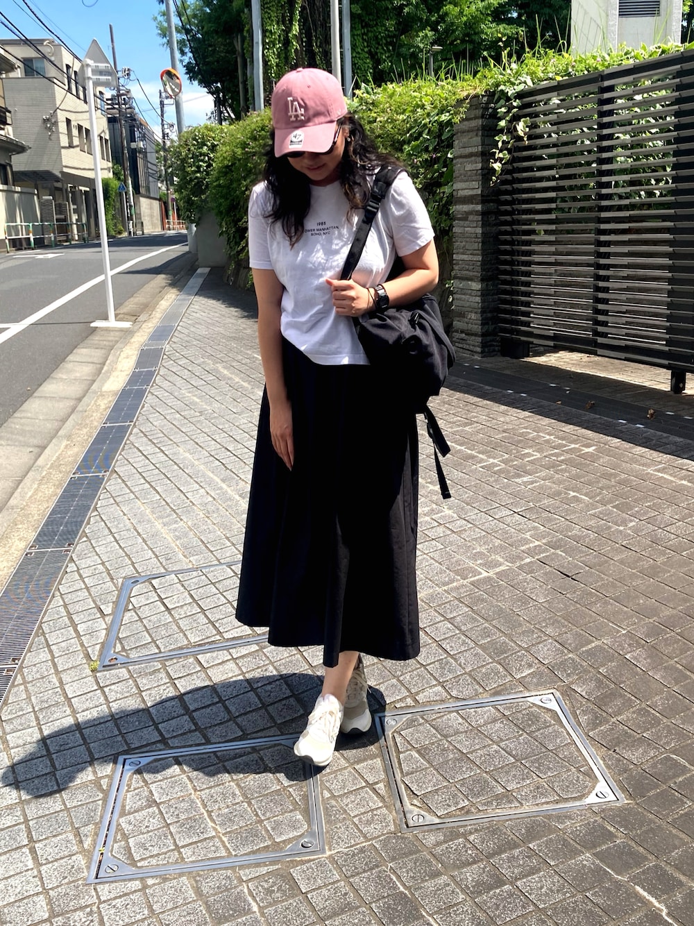 「プチプラ、モノトーン、大人女子、カジュアルコーデ、スニーカーコーデ、キレイめカジュアル、オトナカワイイ、コムデギャルソン、ニューエラ、ドジャース、休日スタイル、着回しコーデ」｜「GUのアイテム（スカート、ブラック系）」を使った、水谷 香織さん（レディース・160cm）の夏コーディネートの1枚目の写真
