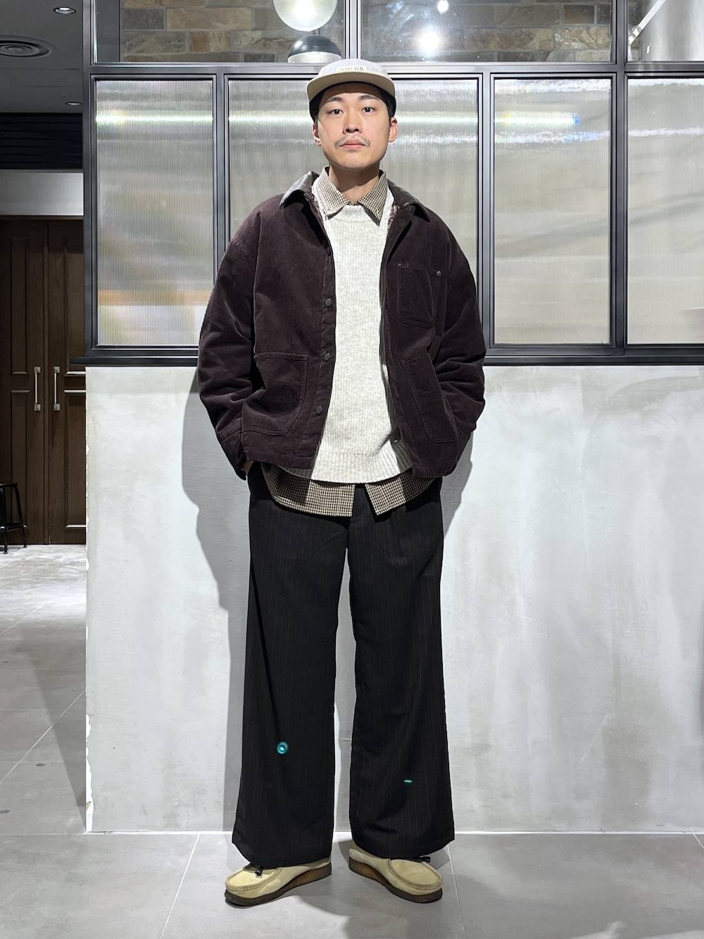 ブラウン系のスラックス、ブラウン系のブルゾン、ブラウン系のシャツ/ブラウスを着用したメンズの冬コーディネートの1枚目の写真