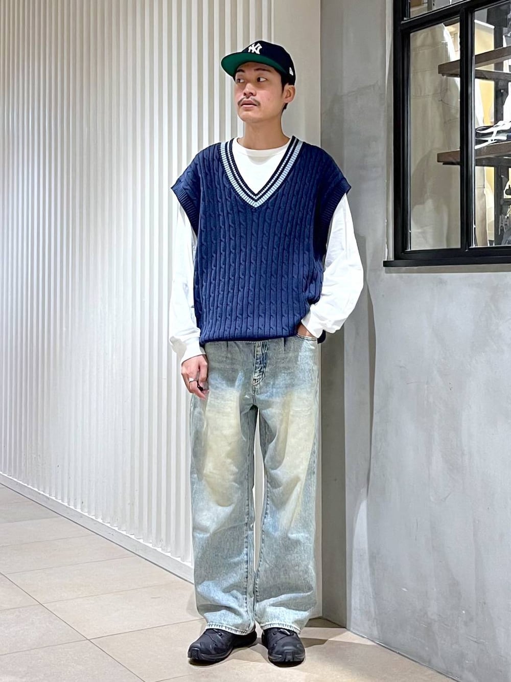 「ストリート、ゆったり、休日コーデ、カジュアル、高触感、シワ軽減、ウォッシャブル、ワイドパンツ、RAGEBLUE、カジュアルコーデ、キャップ、ニット、ニットベスト、ロンT、デニムパンツ」｜「NEW ERAの【NEW ERA/ニューエラ】RC950/MLB CAP（キャップ、ブルー系）」を使った、ゆたろさん（メンズ・180cm）の春コーディネートの1枚目の写真