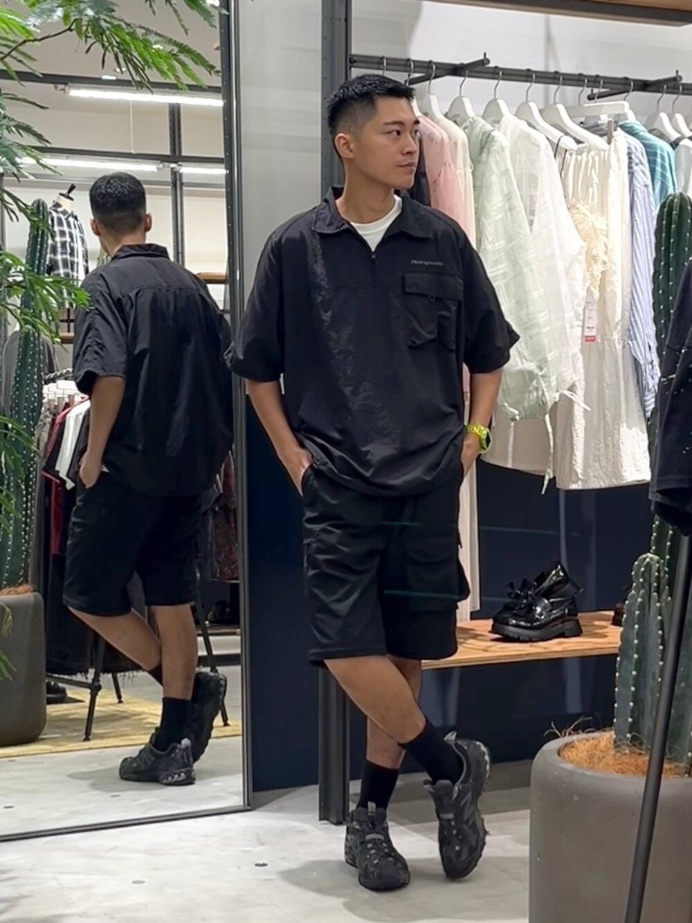 ブラック系のカーゴパンツ、ホワイト系のTシャツ/カットソー、ブラック系のシャツ/ブラウスを着用したメンズの夏コーディネートの1枚目の写真