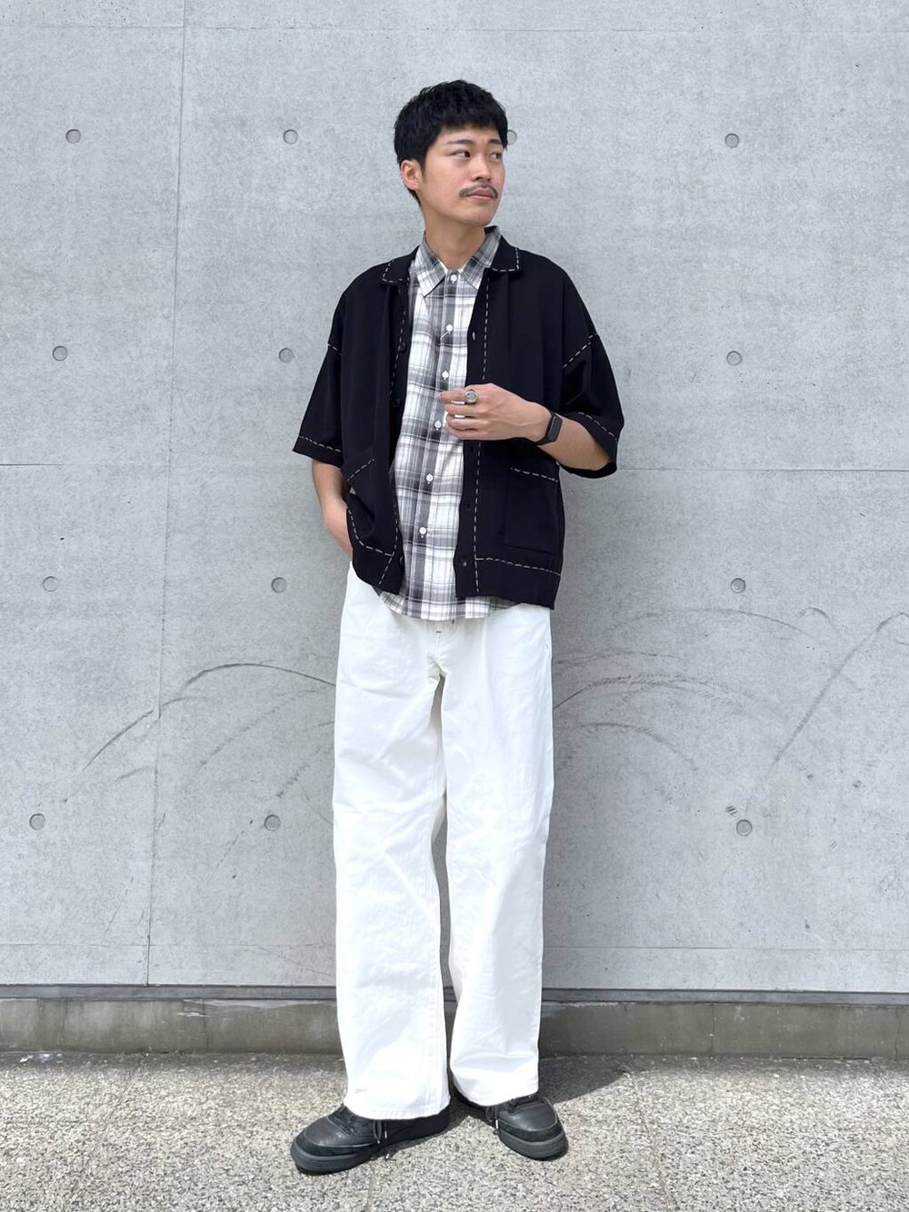 「ストリート、ゆったり、休日コーデ、カジュアル、高触感、シワ軽減、ウォッシャブル、ワイドパンツ、RAGEBLUE、カジュアルコーデ、カーディガン、チェック、シャツ、シャツスタイル、白パンツ」｜「RAGEBLUEのヴィンテージライク/ライトオンスデニムバギーパンツ（デニムパンツ、ホワイト系）」を使った、ゆたろさん（メンズ・180cm）の春コーディネートの1枚目の写真