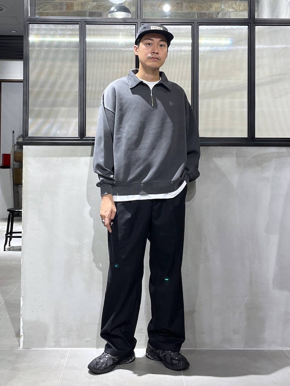 ブラック系のスラックス、ホワイト系のTシャツ/カットソー、グレー系のスウェットを着用したメンズの秋コーディネートの1枚目の写真