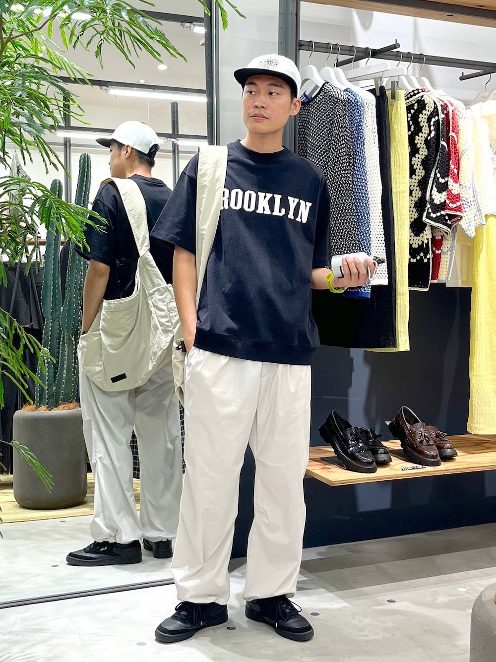 「Tシャツ、バッグ、ストリート、アウトドア、ゆったり、休日コーデ、カジュアル、高触感、シワ軽減、ウォッシャブル、ワイドパンツ、RAGEBLUE、バルーンパンツ_RAGEBLUE、カジュアルコーデ、キャップ」｜「RAGEBLUEの【TONY HAWK/トニーホーク】サークルロゴキャップ（キャップ、ブラック系）」を使った、ゆたろさん（メンズ・179cm）の夏コーディネートの1枚目の写真