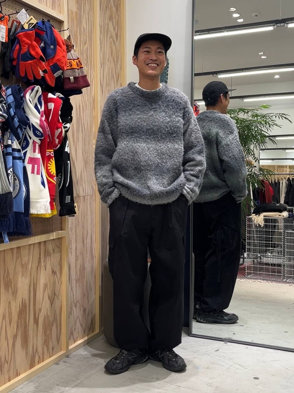 「ストリート、アウトドア、ゆったり、休日コーデ、カジュアル、高触感、シワ軽減、ウォッシャブル、ワイドパンツ、RAGEBLUE、バルーンパンツ_RAGEBLUE、カジュアルコーデ、ニット、ロンT、ユニセックス」｜「RAGEBLUEのM-65 German military wide straight cargo pants/M-65 ストレートジャーマンバギーミリタリーカーゴパンツ（カーゴパンツ、ブラック系）」を使った、ゆたろさん（メンズ・179cm）の秋コーディネートの1枚目の写真