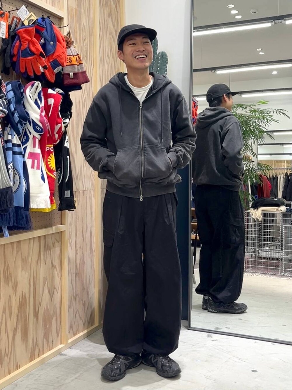 「冬コーデ、大人カジュアル、モノトーン、ストリート、アウトドア、ゆったり、休日コーデ、カジュアル、高触感、シワ軽減、ウォッシャブル、ワイドパンツ、RAGEBLUE、バルーンパンツ_RAGEBLUE、カジュアルコーデ」｜「RAGEBLUEのM-65 German military wide straight cargo pants/M-65 ストレートジャーマンバギーミリタリーカーゴパンツ（カーゴパンツ、ブラック系）」を使った、ゆたろさん（メンズ・179cm）の秋コーディネートの1枚目の写真