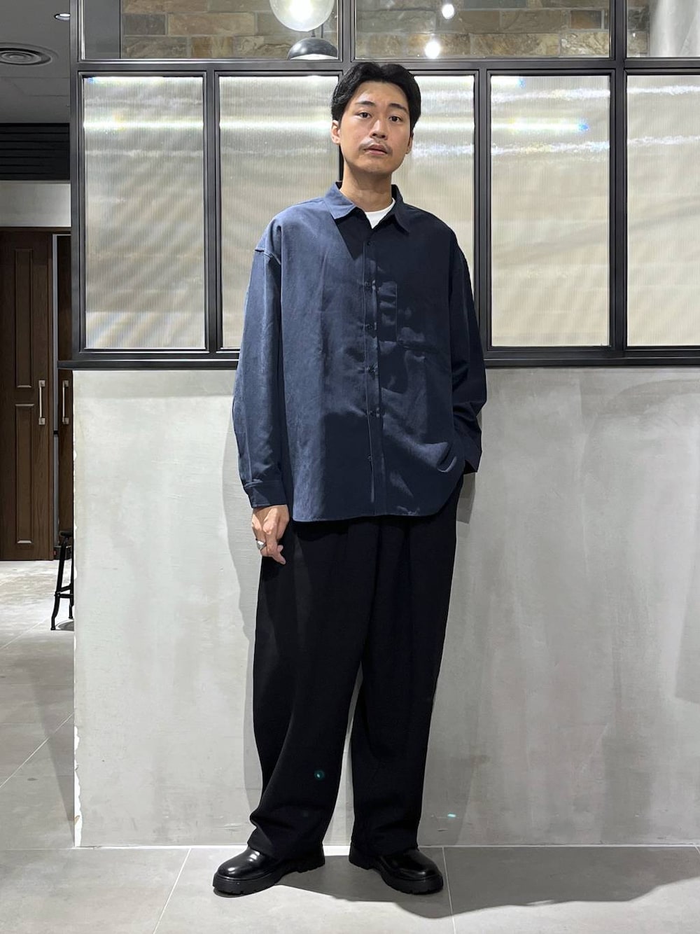 ホワイト系のTシャツ/カットソー、その他のドレスシューズ、ブルー系のシャツ/ブラウスを着用したメンズの秋コーディネートの1枚目の写真