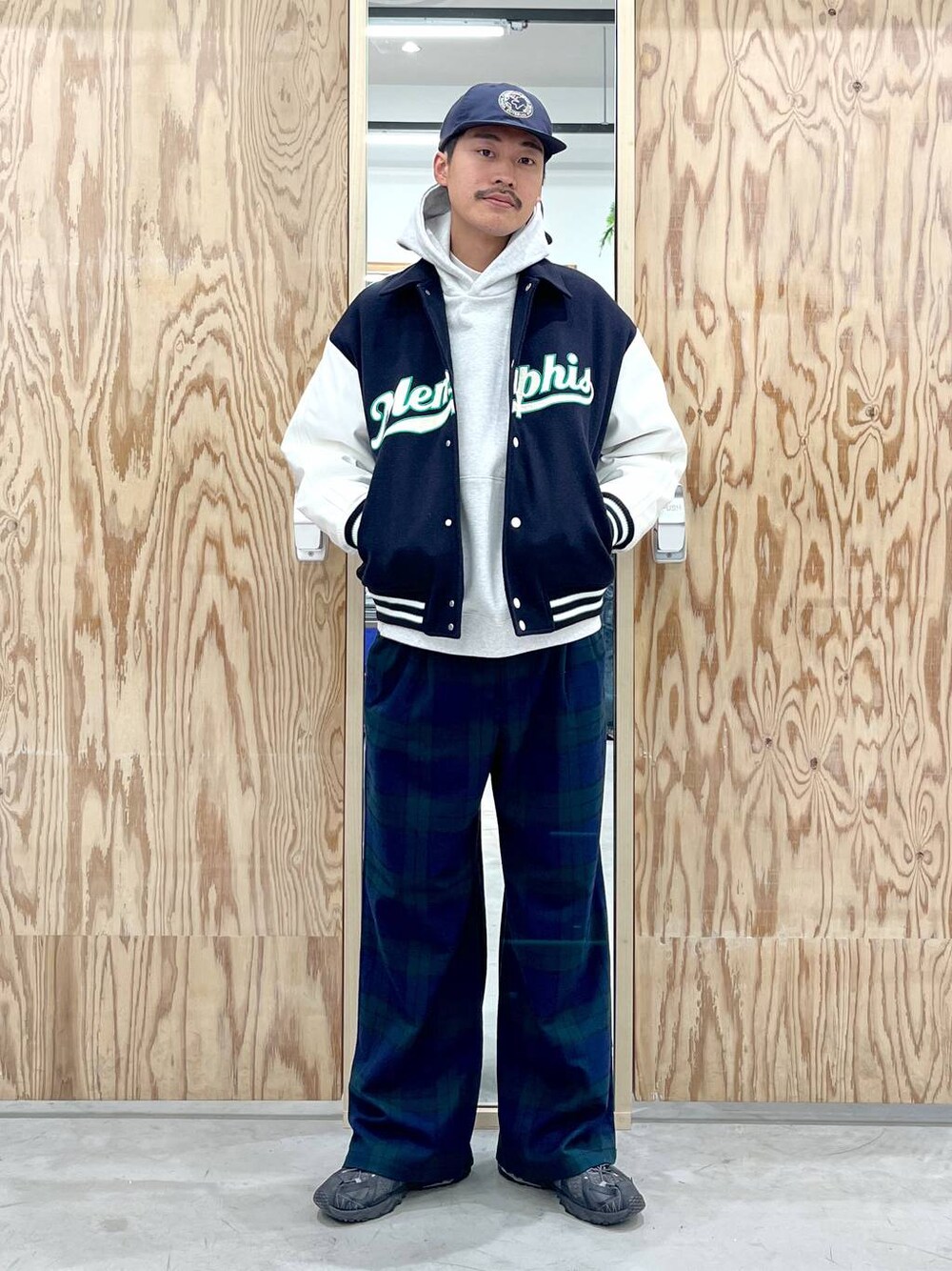 「シワ軽減、ストリート、アウトドア、ゆったり、休日コーデ、カジュアル、高触感、ウォッシャブル、ワイドパンツ、RAGEBLUE、カジュアルコーデ、ブルゾン、パーカー、スウェット、スラックス」｜「RAGEBLUEの【WOOLLYTEC/ウーリーテック】ロゴワッペン/オーバーサイズスタジャン（スタジャン、ブルー系）」を使った、ゆたろさん（メンズ・179cm）の冬コーディネートの1枚目の写真