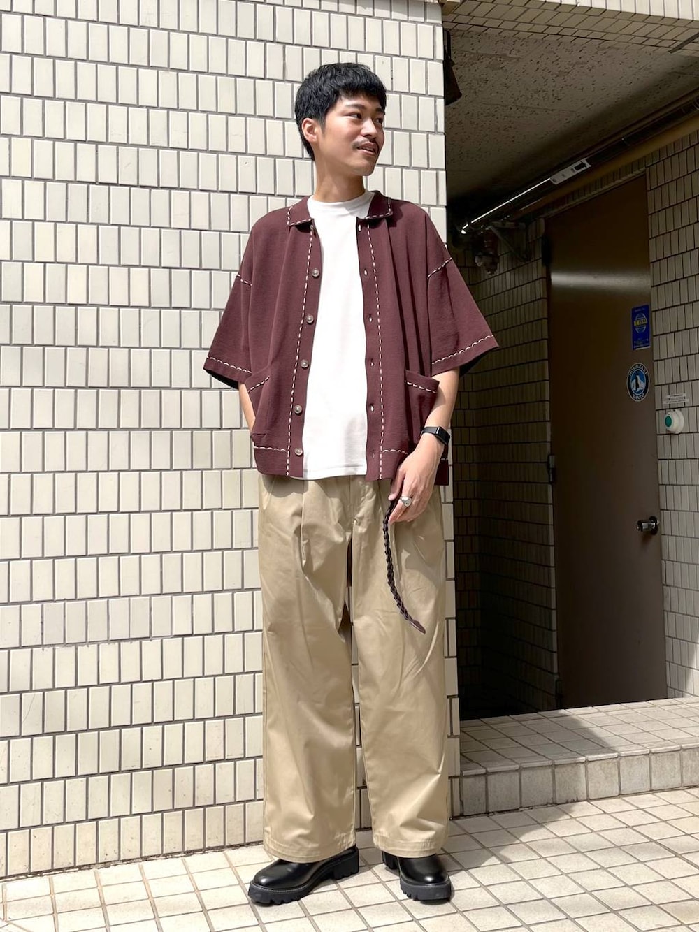 「ストリート、ゆったり、休日コーデ、カジュアル、高触感、シワ軽減、ウォッシャブル、ワイドパンツ、RAGEBLUE、バルーンパンツ_RAGEBLUE、カジュアルコーデ、カーディガン、Tシャツ、チノパン、ベルト」｜「RAGEBLUEのシンセティックレザー/ロングメッシュベルト（ベルト、ブラウン系）」を使った、ゆたろさん（メンズ・180cm）の春コーディネートの1枚目の写真
