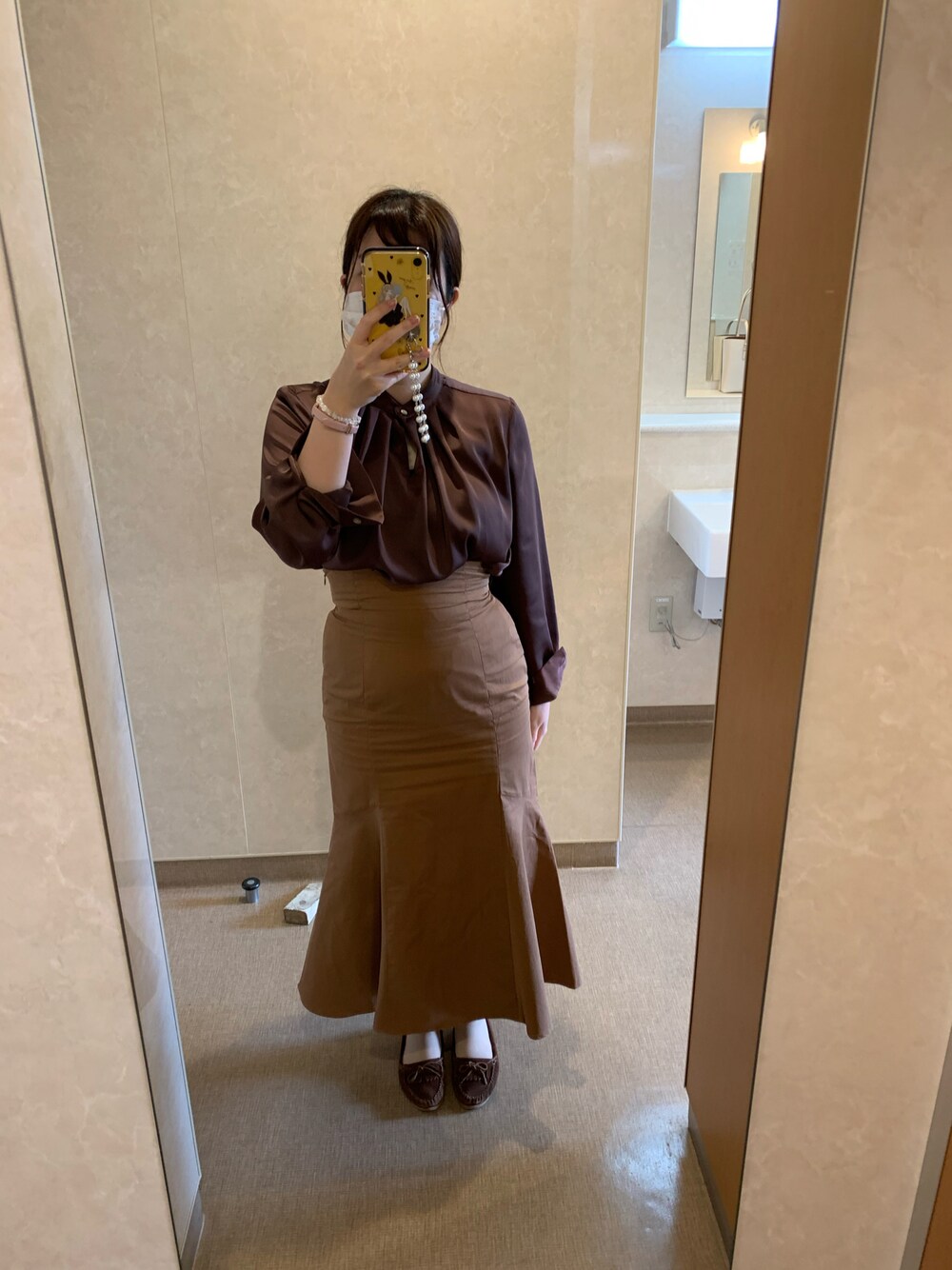 「キレイめ、きれいめカジュアル」｜「SNIDELのアイテム（スカート、ブラウン系）」を使った、chocomintocotocoさん（レディース・155cm）の春コーディネートの1枚目の写真