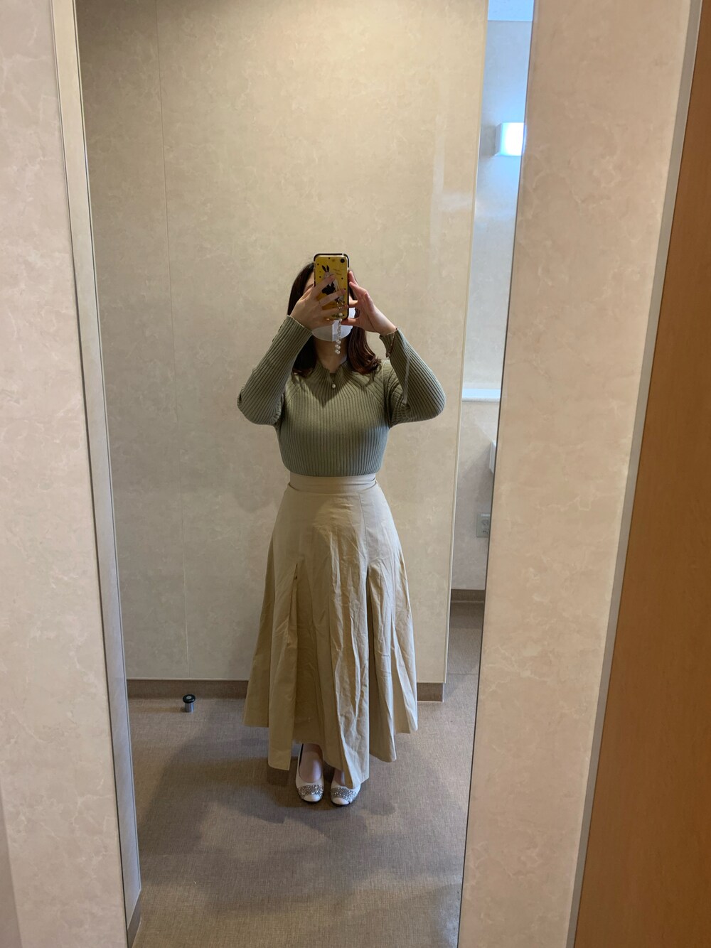 「秋服、シンプル、カジュアルコーデ」｜「classicalelfの袖シェルボタン付きミドル丈ストレッチハイネックリブニット(長袖)（ニット/セーター、グリーン系）」を使った、chocomintocotocoさん（レディース・155cm）の秋コーディネートの1枚目の写真