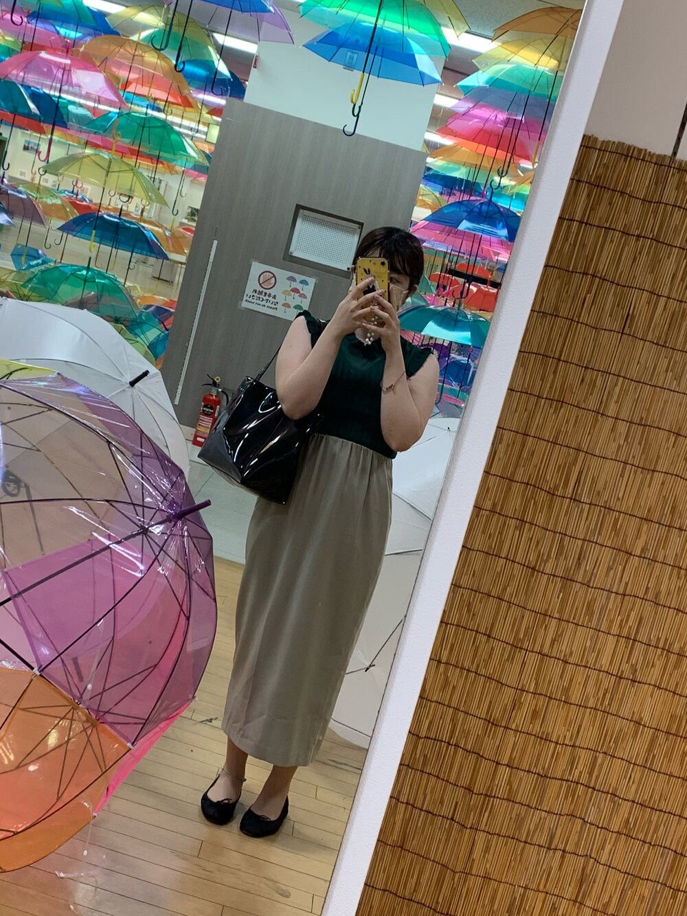 「秋トレンド2021、大人女子、低身長、おしゃれさんと繋がりたい、シンプルコーデ」｜「givancyのアイテム（トートバッグ、ブラック系）」を使った、chocomintocotocoさん（レディース・155cm）の秋コーディネートの1枚目の写真