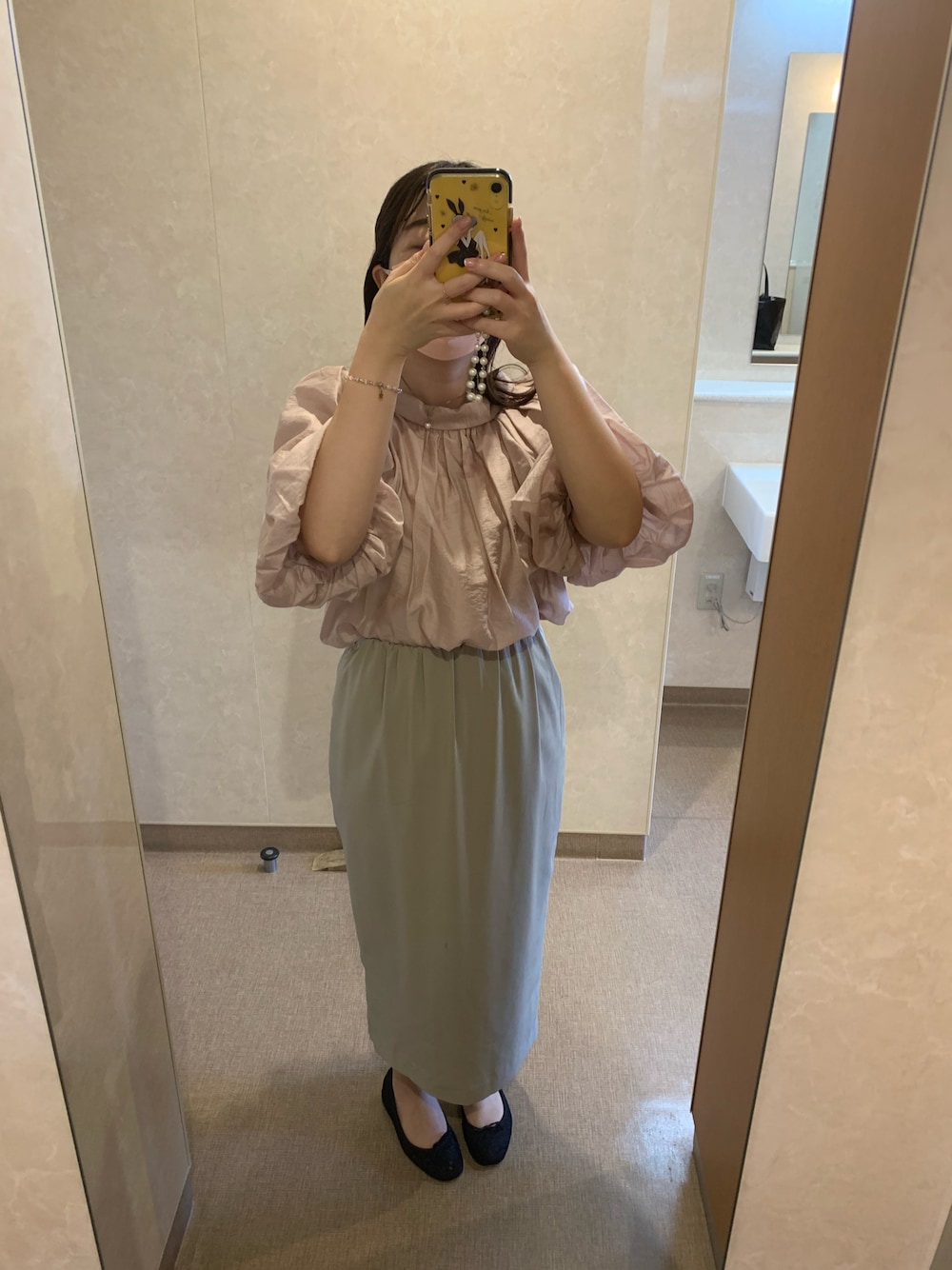 「秋コーデ、大人カジュアル、おしゃれさんと繋がりたい、大人かわいい、ボリューム袖、低身長コーデ」｜「SNIDELのボリュームシアーブラウス（シャツ/ブラウス、ベージュ系）」を使った、chocomintocotocoさん（レディース・155cm）の秋コーディネートの1枚目の写真