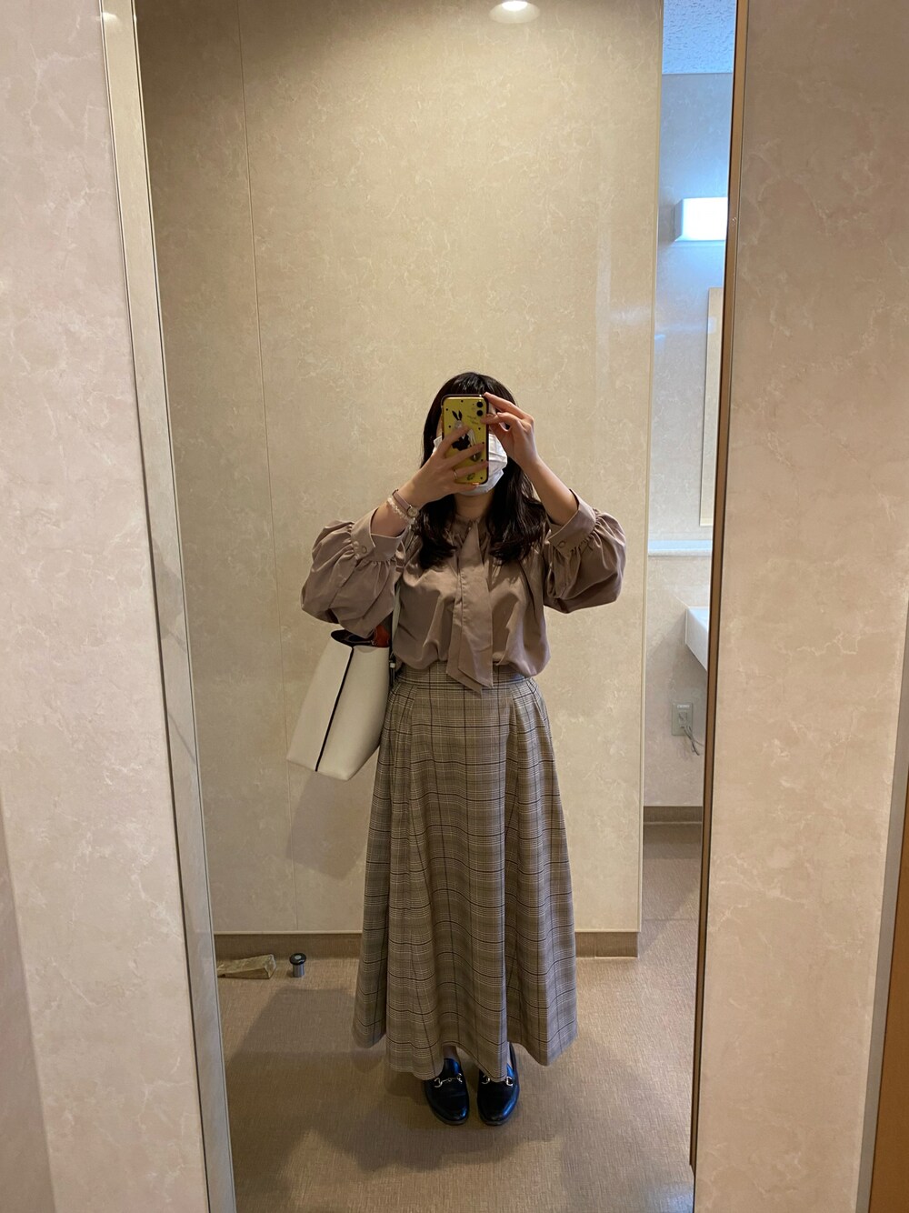 「un dix corsのチェックロングフレアスカート（スカート、グレー系）」を使った、chocomintocotocoさん（レディース・155cm）の春コーディネートの1枚目の写真
