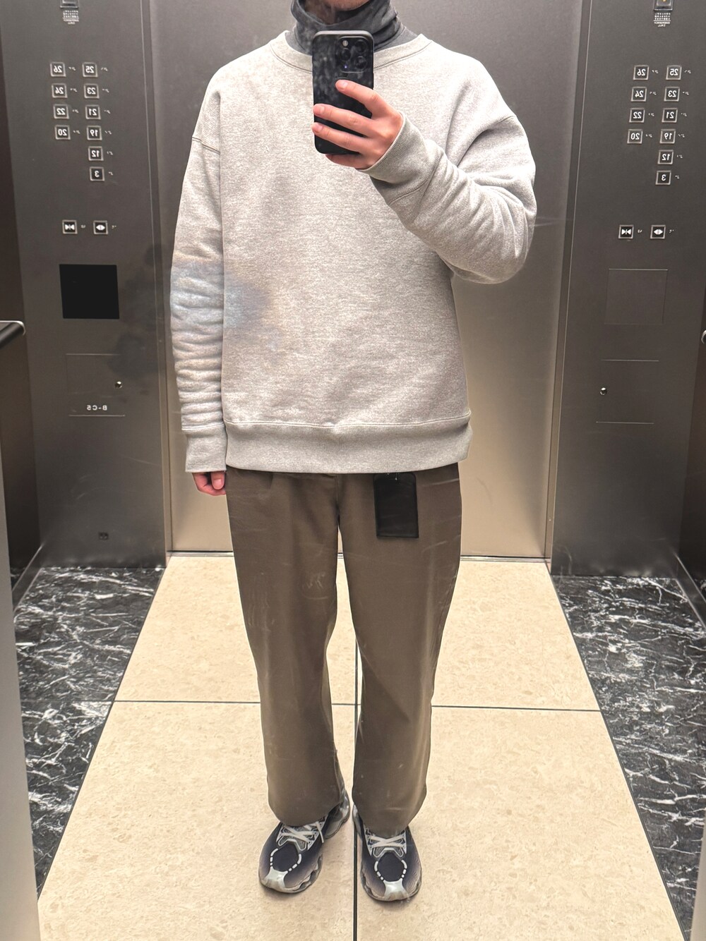 「Cornierのアイテム（スラックス、ベージュ系）」を使った、orsh1ngさん（メンズ・174cm）の冬コーディネートの1枚目の写真