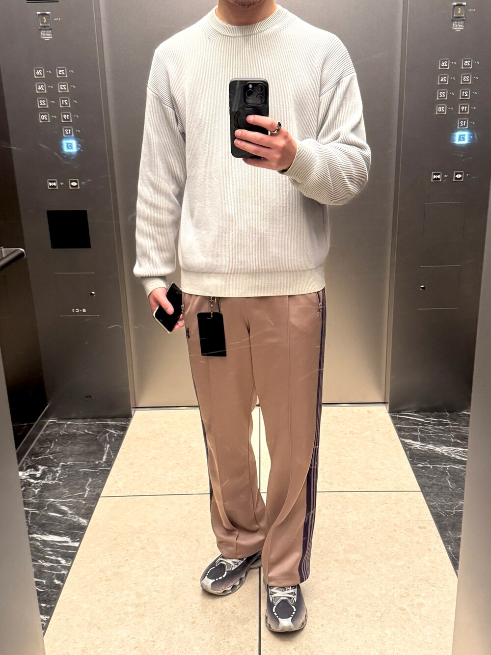 「NeedlesのTrack Pant - Poly Smooth（その他パンツ、ピンク系）」を使った、orsh1ngさん（メンズ・174cm）の冬コーディネートの1枚目の写真