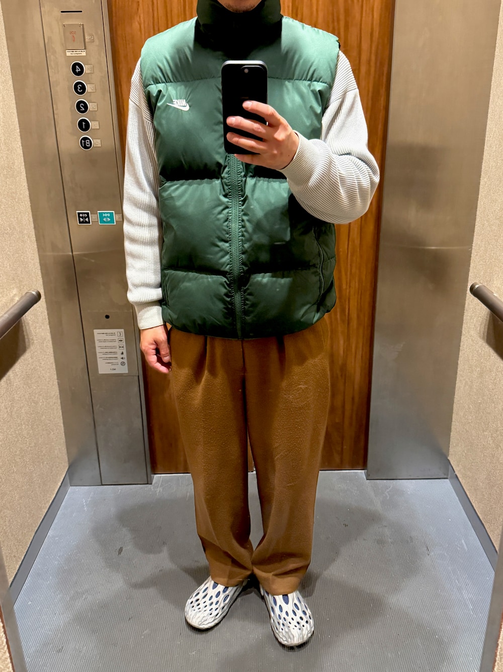 Nike ダウンベスト オリーブグリーン　リバーシブル Nike ダウンベスト オリーブグリーン リバーシブル Nike ダウン