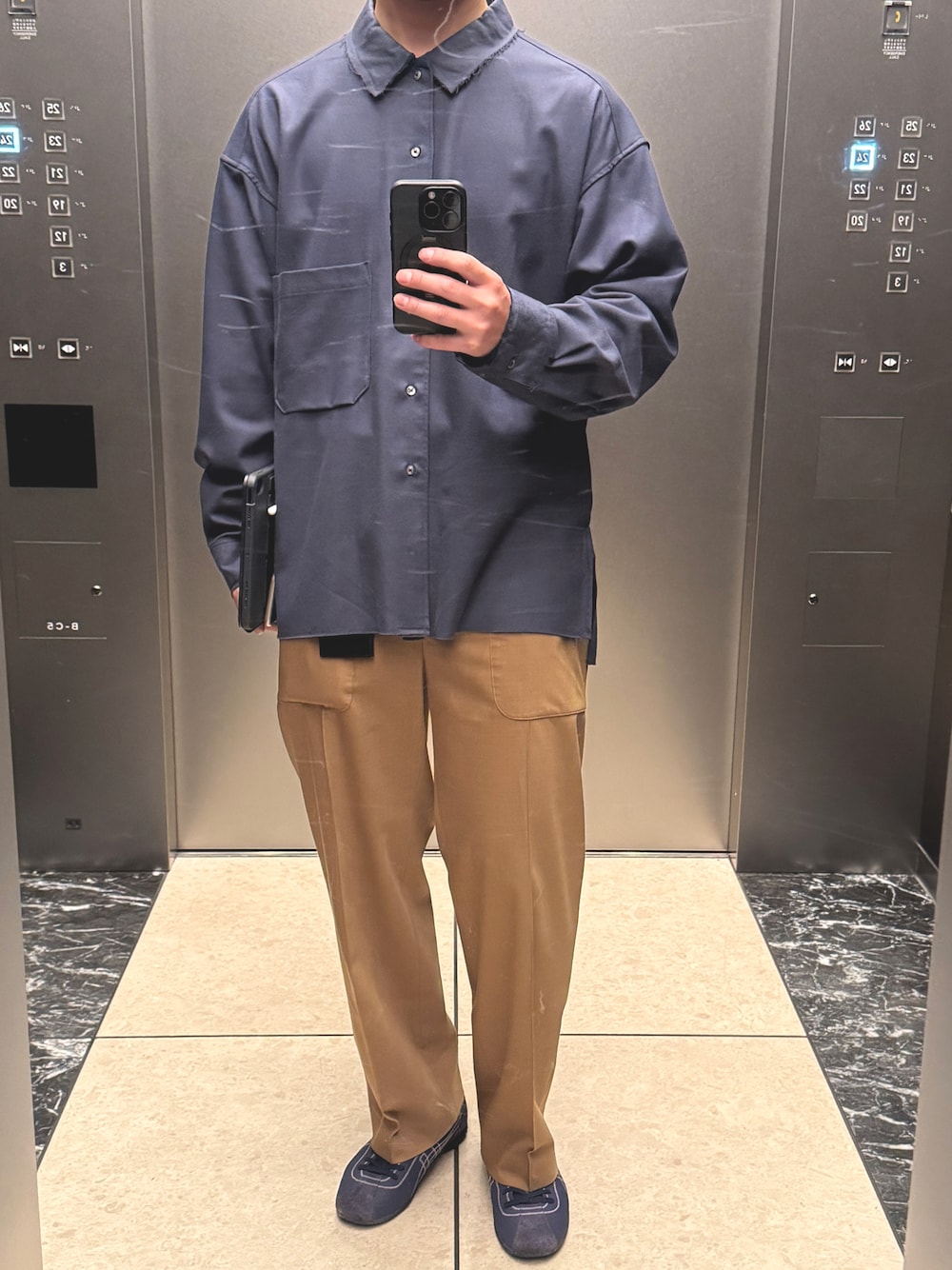 「08sircusのアイテム（スラックス、ベージュ系）」を使った、orsh1ngさん（メンズ・174cm）の春コーディネートの1枚目の写真