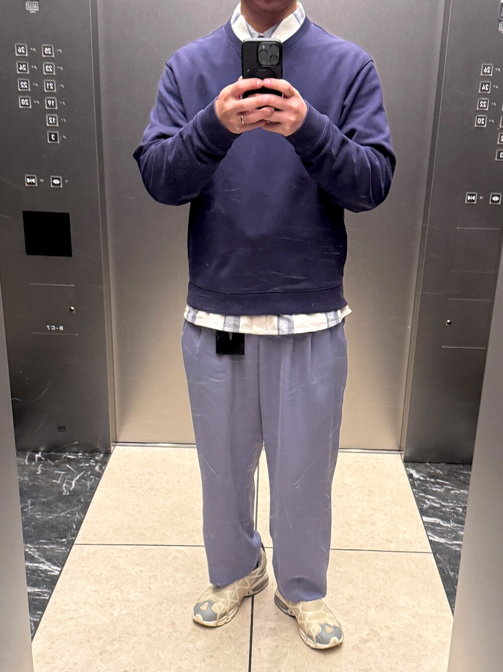 ブルー系のスウェット、ホワイト系のシャツ/ブラウス、パープル系のスラックスを着用したメンズの春コーディネートの1枚目の写真