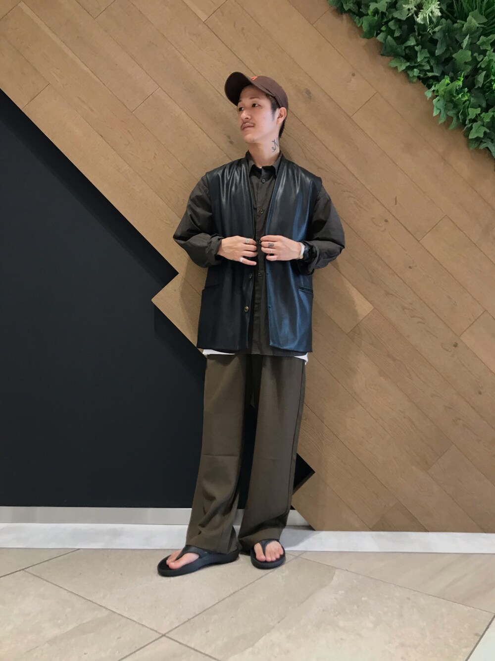 「カラーパンツ、キャップ、ストリート、ベスト、休日スタイル、ブラウン、プチプラ、シャツスタイル、秋服準備はじめました、秋トレンド2021」｜「SENSE OF PLACE by URBAN RESEARCHのエクストラルーズTシャツ(5分袖)（Tシャツ/カットソー、ホワイト系）」を使った、ryoryo1204さん（メンズ・165cm）の秋コーディネートの1枚目の写真