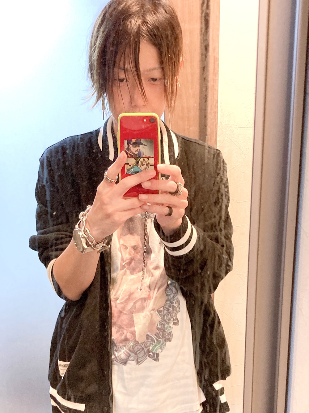 「秋ルック紹介するよ、シンプル、大人カジュアル、リラックススタイル、黒、スタジャン、Tシャツ、ブレスレット、オーバーサイズ、スニーカーコーデ、グラム(glamb)、アウトドアミックス、秋コーデ、ストリート、ミディアムヘア」｜「OUTDOOR PRODUCTSのアイテム（スタジャン、ブラック系）」を使った、soraさん（メンズ・170cm）の秋コーディネートの1枚目の写真