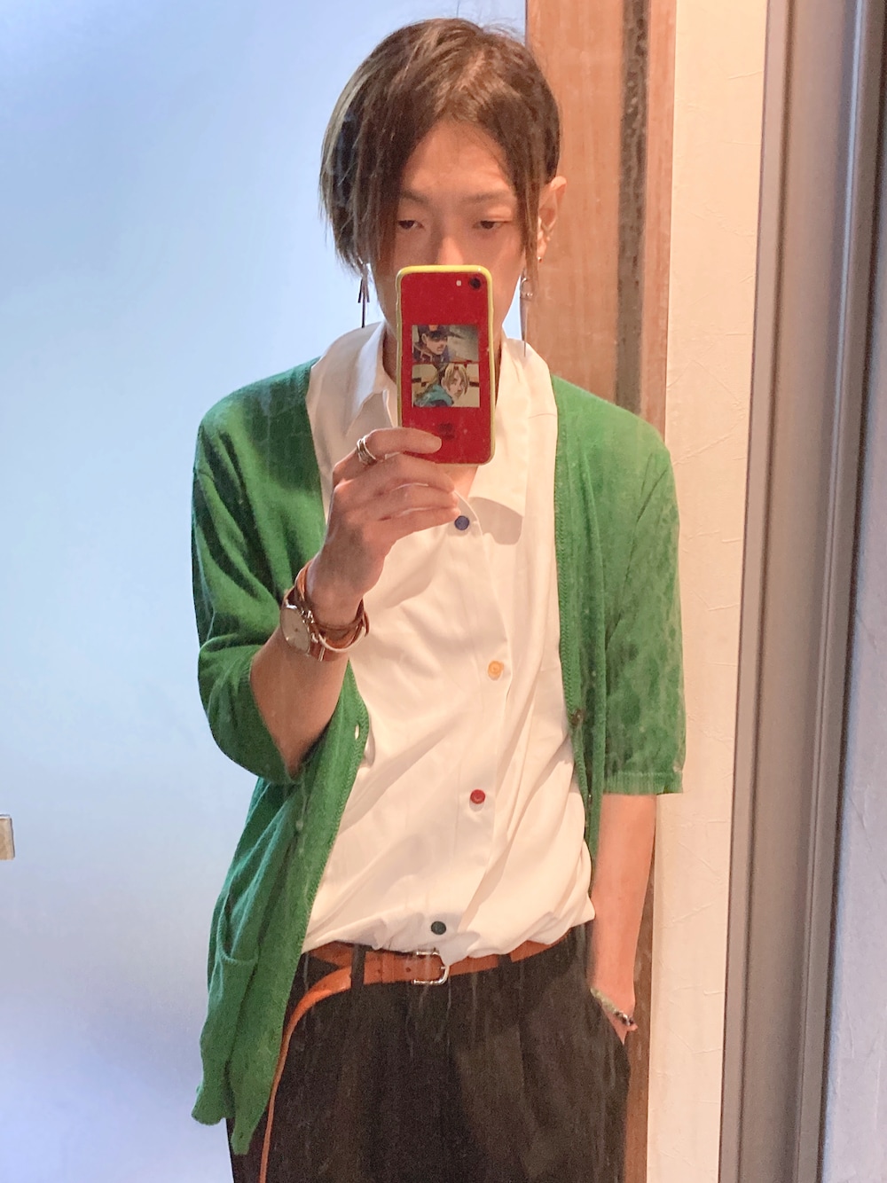 「秋ルック紹介するよ、秋のコーデ、休日スタイル、ワイドパンツ、オトナカジュアル、シンプルコーデ、タックイン、シャツスタイル、カーディガン、グリーン、スニーカー、カジュアルコーデ、イヤーカフ、ミディアムヘア、ブラック」｜「CONVERSEの【CONVERSE/コンバース】ポリツイル ワンポイント刺繍 半袖シャツ（シャツ/ブラウス、ホワイト系）」を使った、soraさん（メンズ・170cm）の秋コーディネートの1枚目の写真