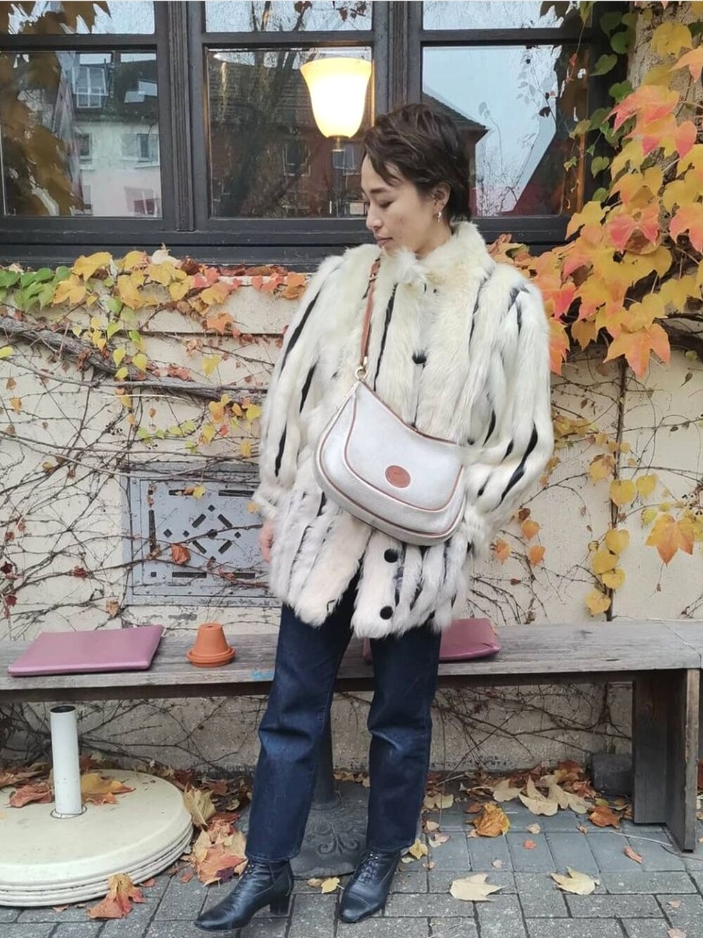 「ファー、ファーコート、デニム、デニムパンツ、カルバンクラインジーンズ、VINTAGE、レースアップシューズ、大人古着、大人カジュアル、30代コーデ」｜「usedのアイテム（ジャケット/アウター、ホワイト系）」を使った、AZUさん（レディース・161cm）の冬コーディネートの1枚目の写真