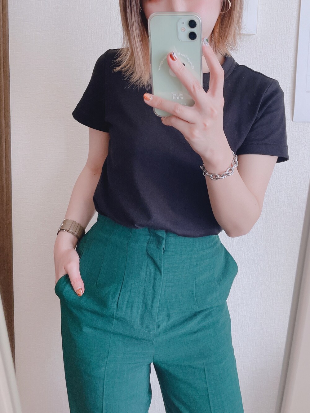 「夏コーデ、休日スタイル、カジュアルコーデ、オトナカジュアル、夏だ！Tシャツ着よう！、低身長、グリーン、カラーパンツ、ビビットカラー」｜「UNIQLOのクルーネックT（半袖）（Tシャツ/カットソー、ブラック系）」を使った、wakapiさん（レディース・153cm）の夏コーディネートの1枚目の写真