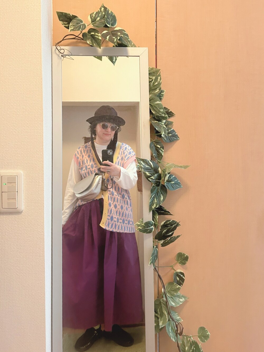 「シンプルスタイル、帽子、override、ZARA、ニットベスト、柄物、ロングスカート、GRAMICCI、niko and ...、コラボ、keen、casselini」｜「OVERRIDEのアイテム（帽子、ブラック系）」を使った、えちご屋さん（レディース・168cm）の春コーディネートの1枚目の写真