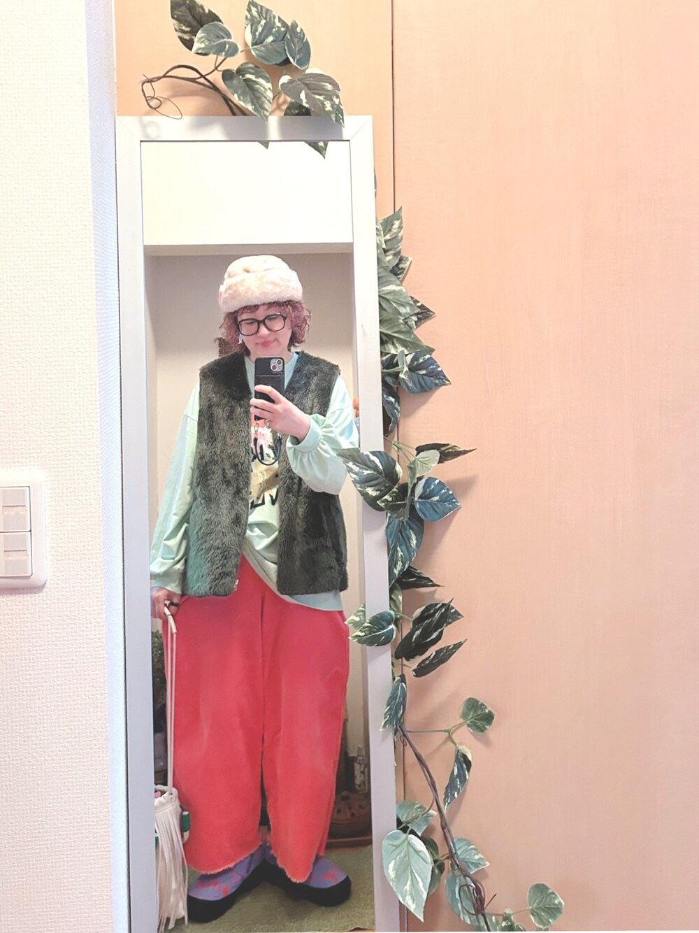 「帽子、milsa、ファーベスト、WEGO、niko and ...、ピンクパンツ、コーディロイパンツ、Danner、フリンジバッグ、levernis、通勤コーデ」｜「milsaのアイテム（帽子、ホワイト系）」を使った、えちご屋さん（レディース・168cm）の冬コーディネートの1枚目の写真