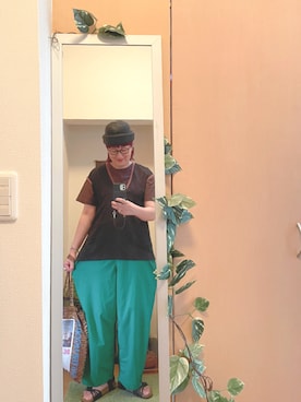 「緑パンツ」｜「アイテム（アクセサリー）」を使った、えちご屋さん（レディース・168cm）の夏コーディネート
