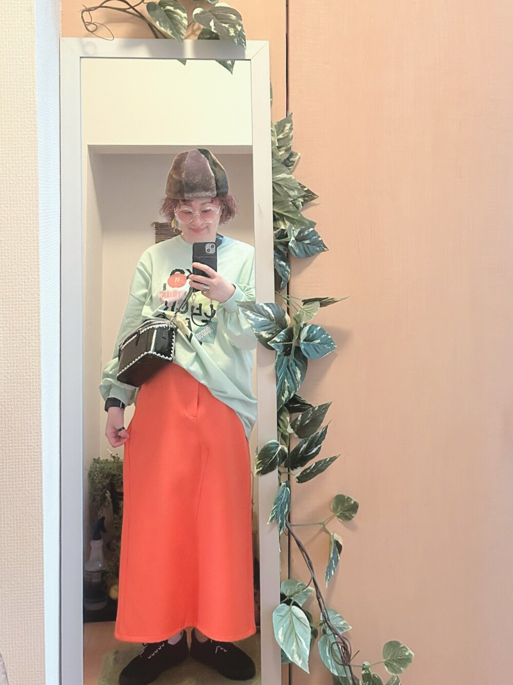 「スカートスタイル、帽子、grace、niko and ...、オレンジ、HEY！Mrs ROSE、バニティバッグ、VANS」｜「graceのアイテム（帽子、その他）」を使った、えちご屋さん（レディース・168cm）の冬コーディネートの1枚目の写真