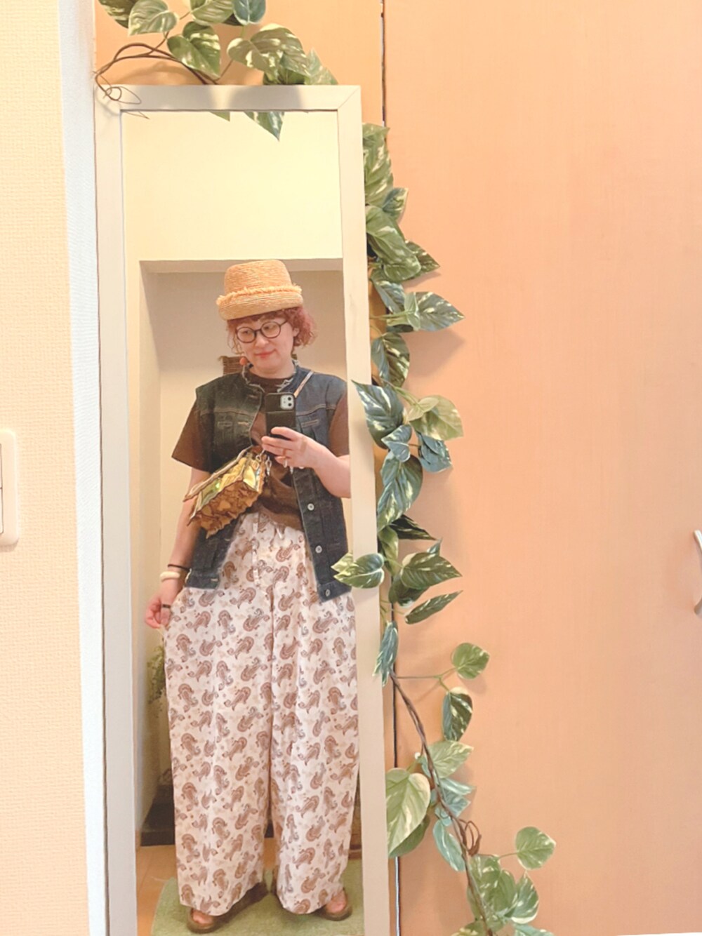 「カジュアルコーデ、今日のコーデ、Tシャツ、帽子、カオリノモリ、ペイズリー柄、柄パンツ、デニム、niko and ...、サンダル、TATAMI、casselini、通勤コーデ」｜「kaorinomoriのロミーノレトーク（帽子、ベージュ系）」を使った、えちご屋さん（レディース・168cm）の夏コーディネートの1枚目の写真