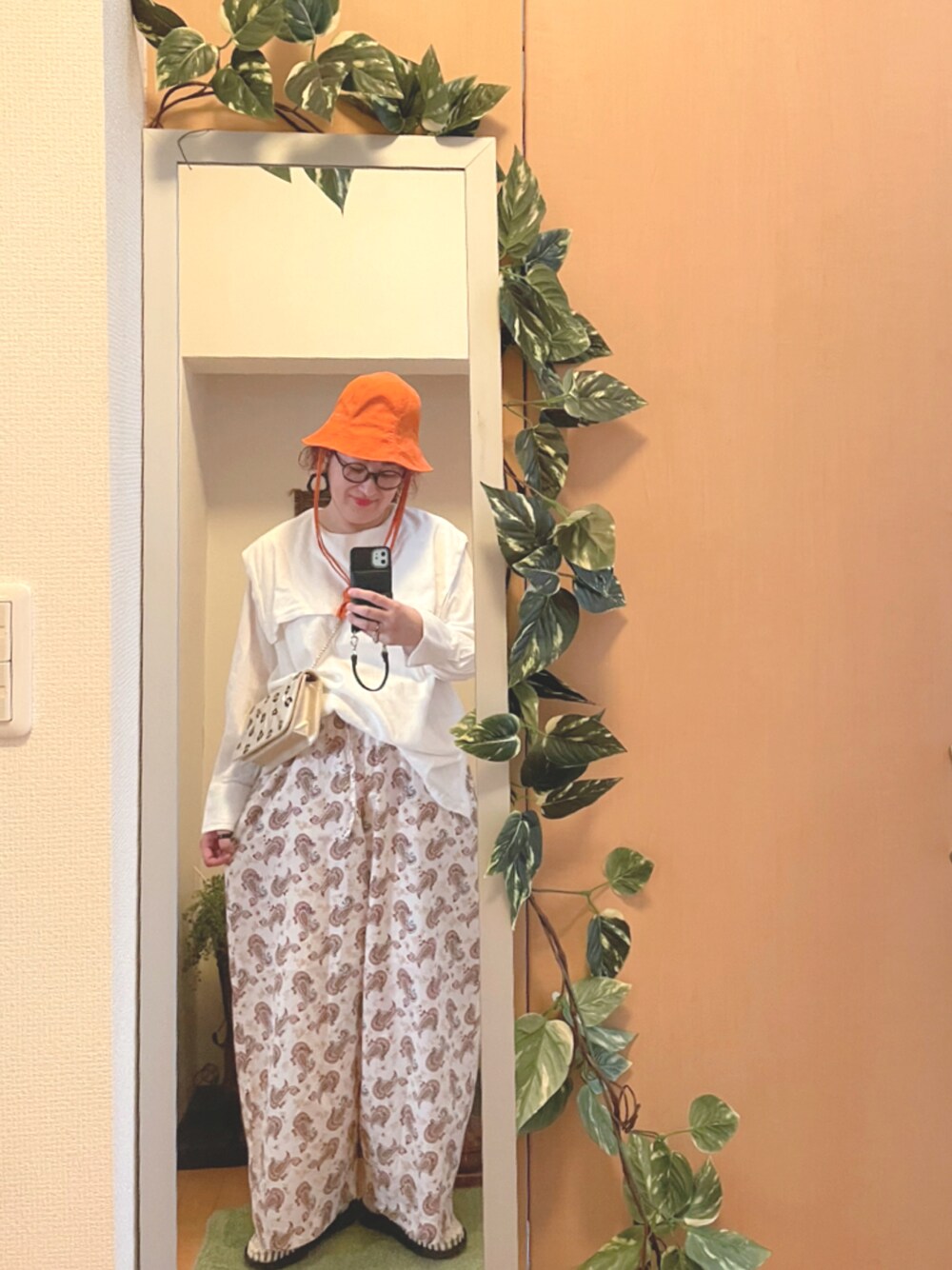 「シンプル、カジュアル、今日のコーデ、シャツスタイル、ペイズリー柄、H&M、リネンシャツ、keen、カオリノモリ、帽子、casselini、niko and ...」｜「kaorinomoriのリパニハット（帽子、オレンジ系）」を使った、えちご屋さん（レディース・168cm）の春コーディネートの1枚目の写真