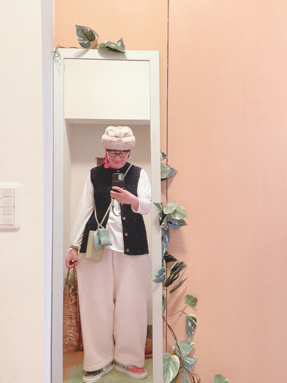 「冬コーデ、カジュアルコーデ、ニットコーデ、シンプルコーデ、ミニバッグ、ボアパンツ、帽子、milsa、ファー小物、UNIQLO、SHIPS、VANS、casselini」｜「赤いコート着る。のアイテム（その他、その他）」を使った、えちご屋さん（レディース・168cm）の冬コーディネートの1枚目の写真