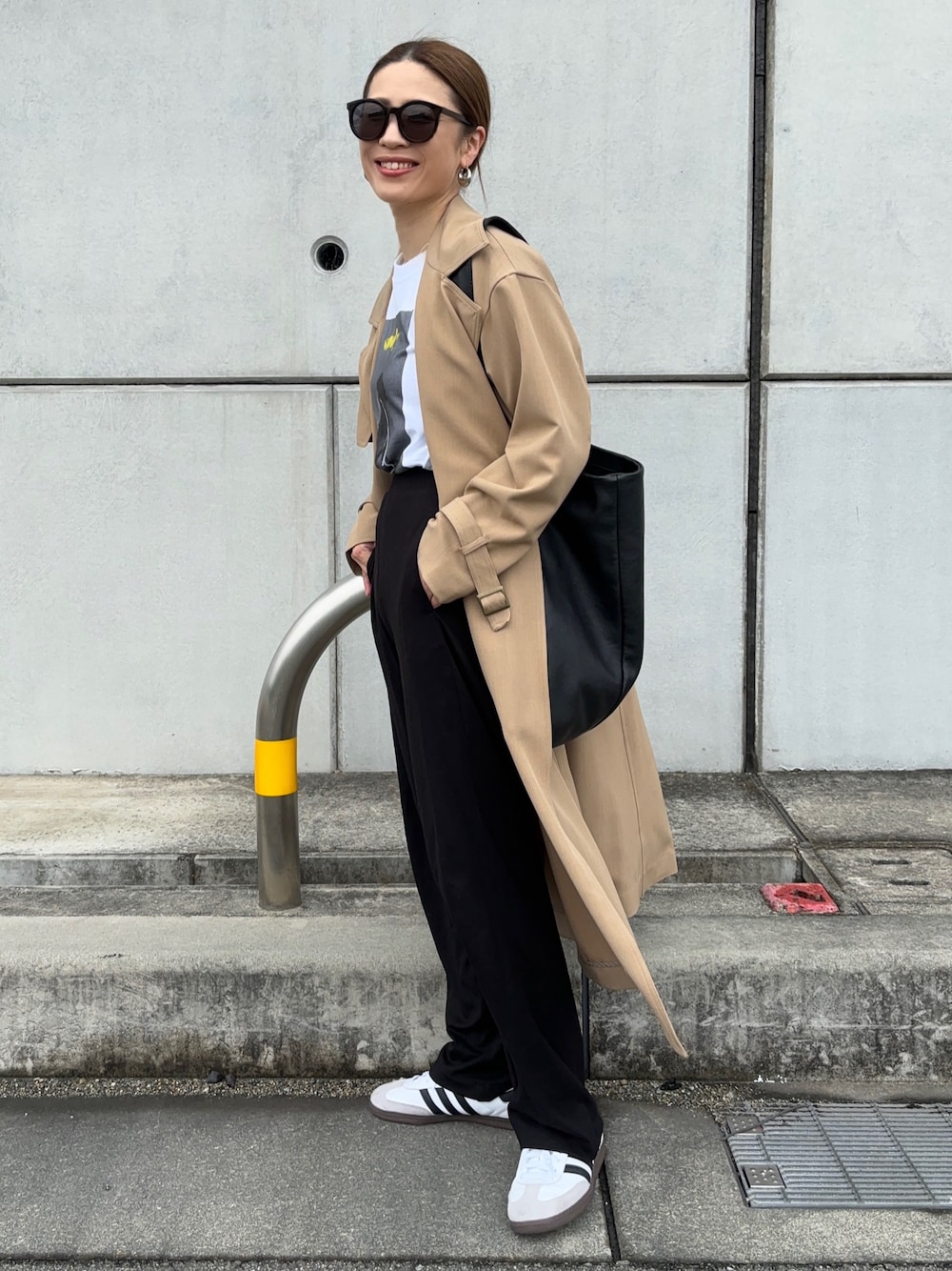 「大人カジュアル、パンツコーデ、春服みてみて、春アウター、スニーカー、ショルターバッグ」｜「F by ROSSOのF by ROSSO　ウォッシャブルトレンチコート（トレンチコート、ブラウン系）」を使った、NANAさん（レディース・162cm）の春コーディネートの1枚目の写真