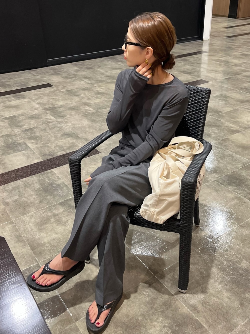 「グレーコーデ、オールグレー、夏服コーデ、休日スタイル、シンプルコーデ、リラックススタイル、パンツスタイル、夏コーデ、メガネ女子」｜「THE SHINZONEのTHE SHINZONE | CHRYSLER PANTS WOMEN（スラックス、グレー系）」を使った、NANAさん（レディース・162cm）の夏コーディネートの1枚目の写真