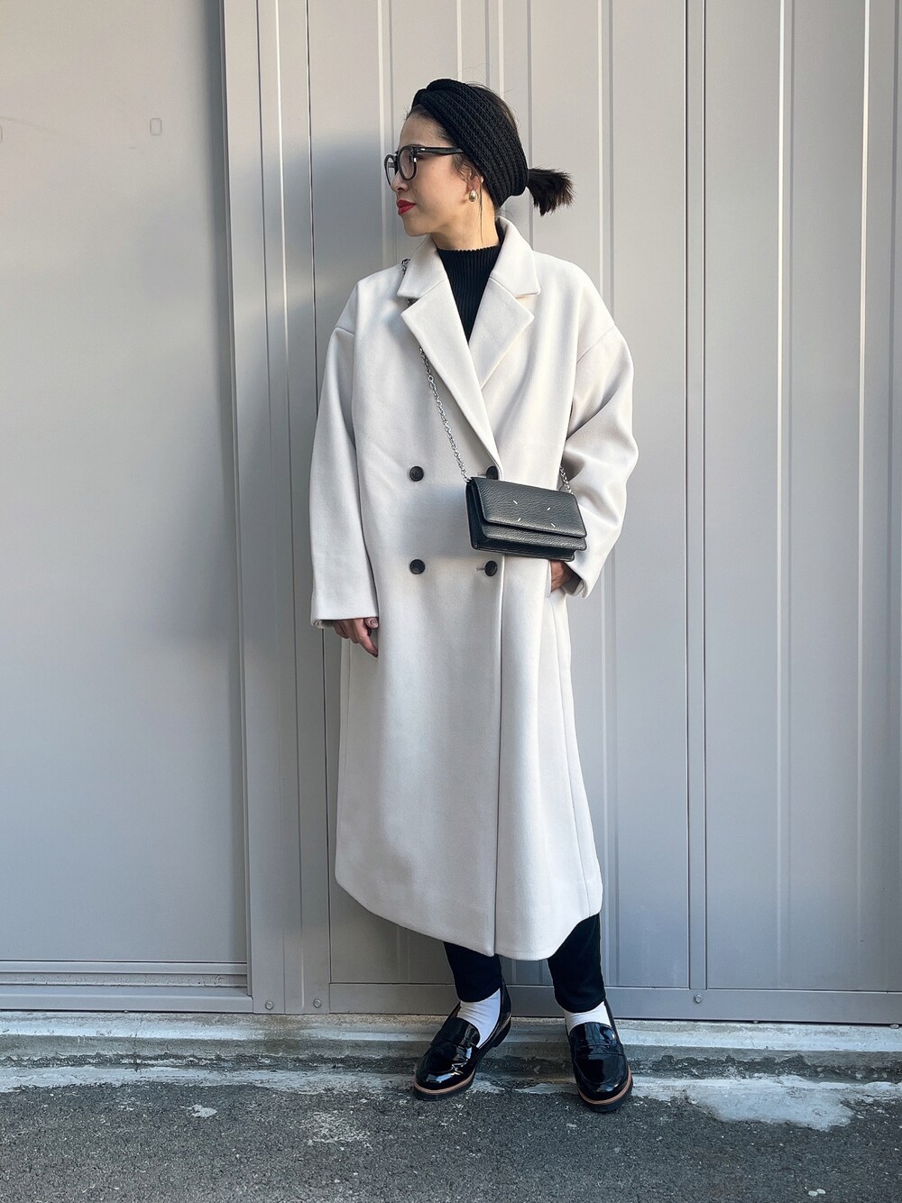 「オトナカジュアル、ゆるコーデ、ロングコート、オトナ女子、モノトーン、シンプルコーデ」｜「KBFのダブルチェスターコート（チェスターコート、グレー系）」を使った、NANAさん（レディース・162cm）の冬コーディネートの1枚目の写真